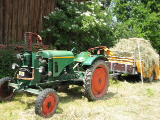 Traktor mit Anhänger voll Heu